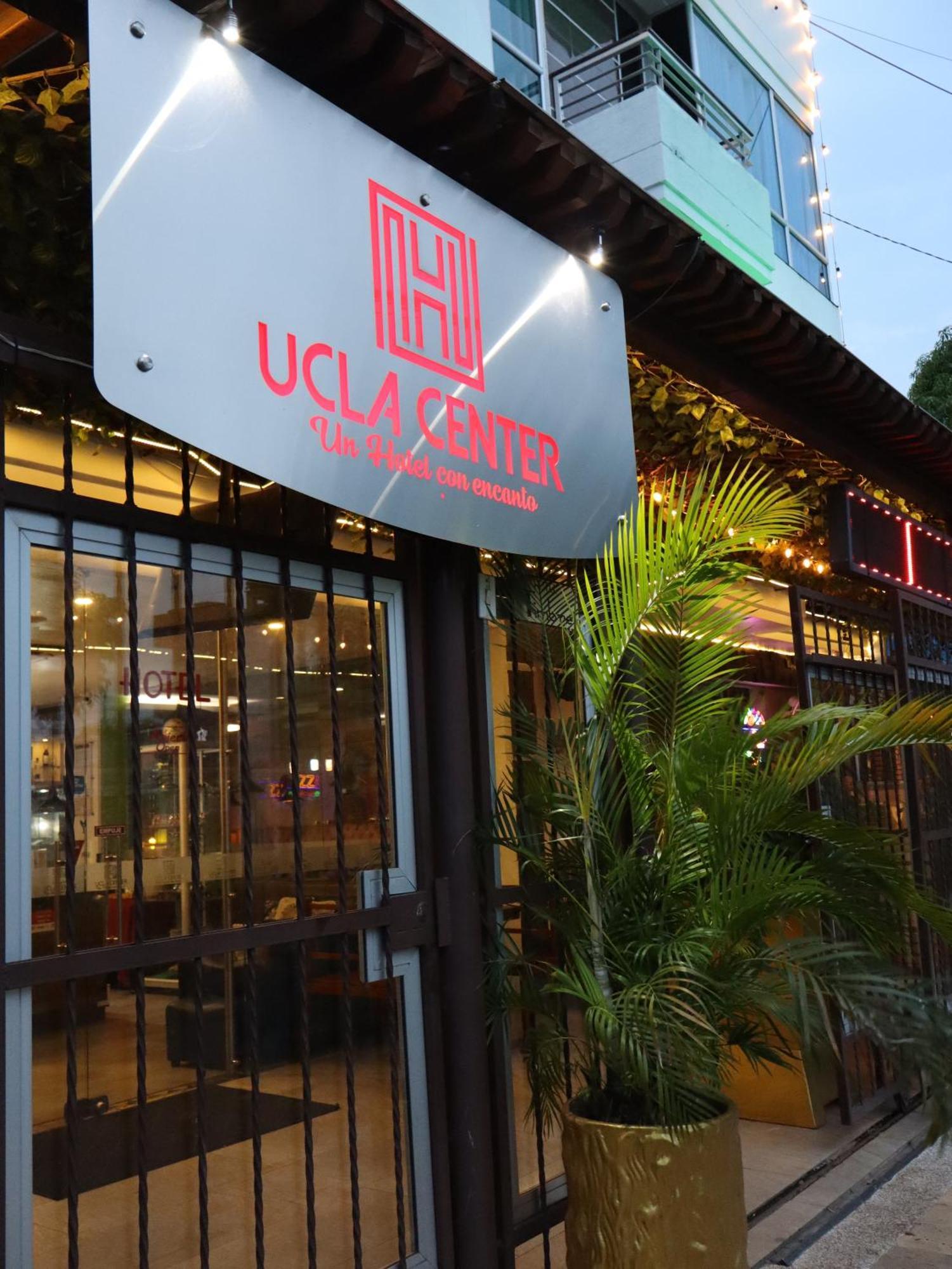 Hotel Ucla Center บาเยดูปาร์ ภายนอก รูปภาพ